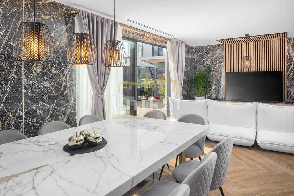 Nova moderna vila samo 400 metrov od morja